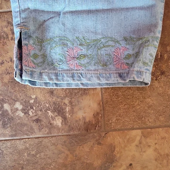 Gloria Vanderbilt Light Blue Cropped Jeans with Floral Embroidery - Picture 3 of 7